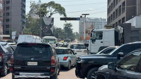 Embouteillages quotidiens au carrefour entre le boulevard du 30 juin et l’avenue Batelela, dans le quartier d’affaires de la Gombe, Kinshasa, RDC, juin 2025.