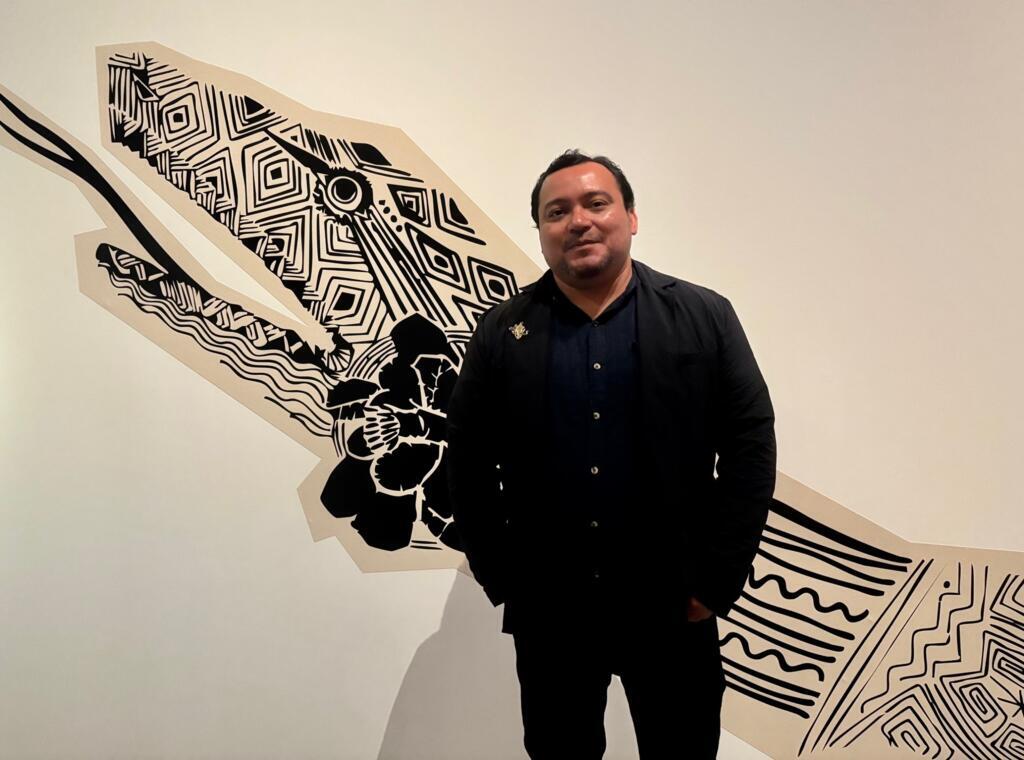 Denilson Baniwa, artista e co-curador da mostra "Amazônia", no Museu do Quai Branly, em Paris, em 29 de setembro de 2025.