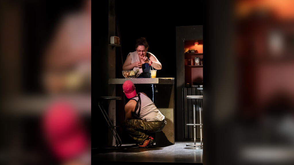 Roka (Nino Rocher) donne un coup de main à Carlotte (Constance Guioullier), la restauratrice fraîchement arrivée dans la cité.