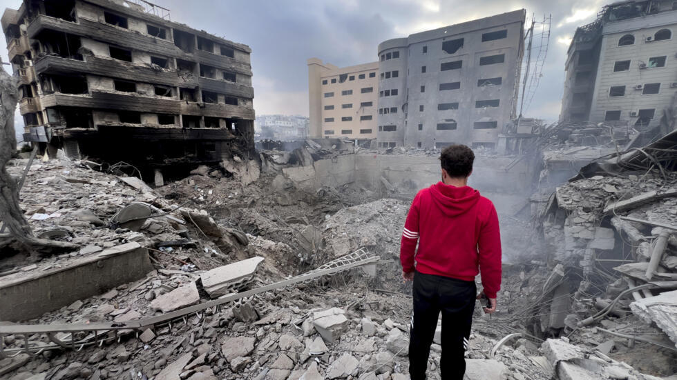 Mwanamume huyu akiwa mbele ya vifusi vya jengo lililoshambuliwa na shambulio la Israeli huko Beirut, Oktoba 7, 2024.