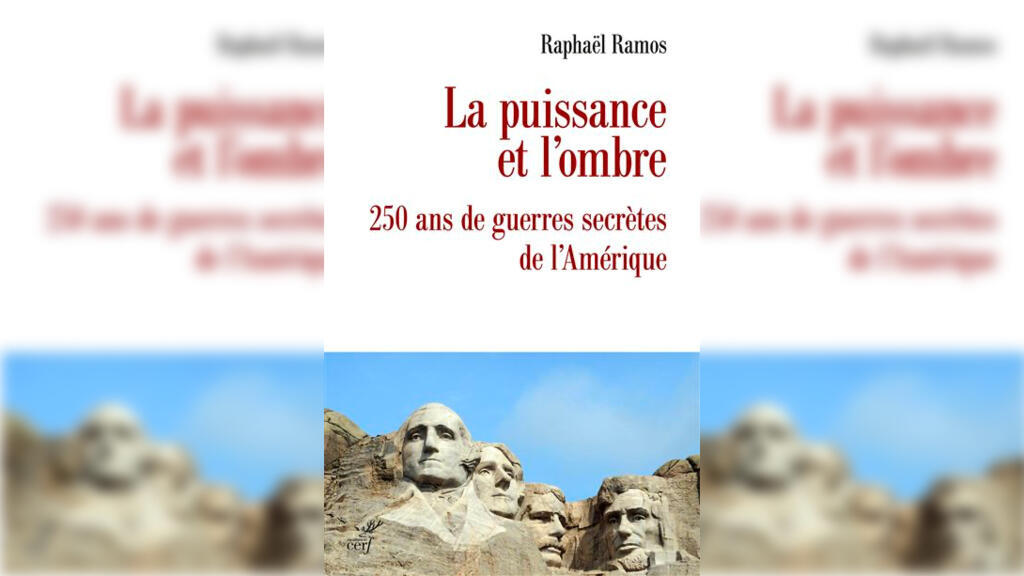Couverture du livre «La puissance et l'ombre – 250 de guerres secrètes de l'Amérique» de Raphaël Ramos.