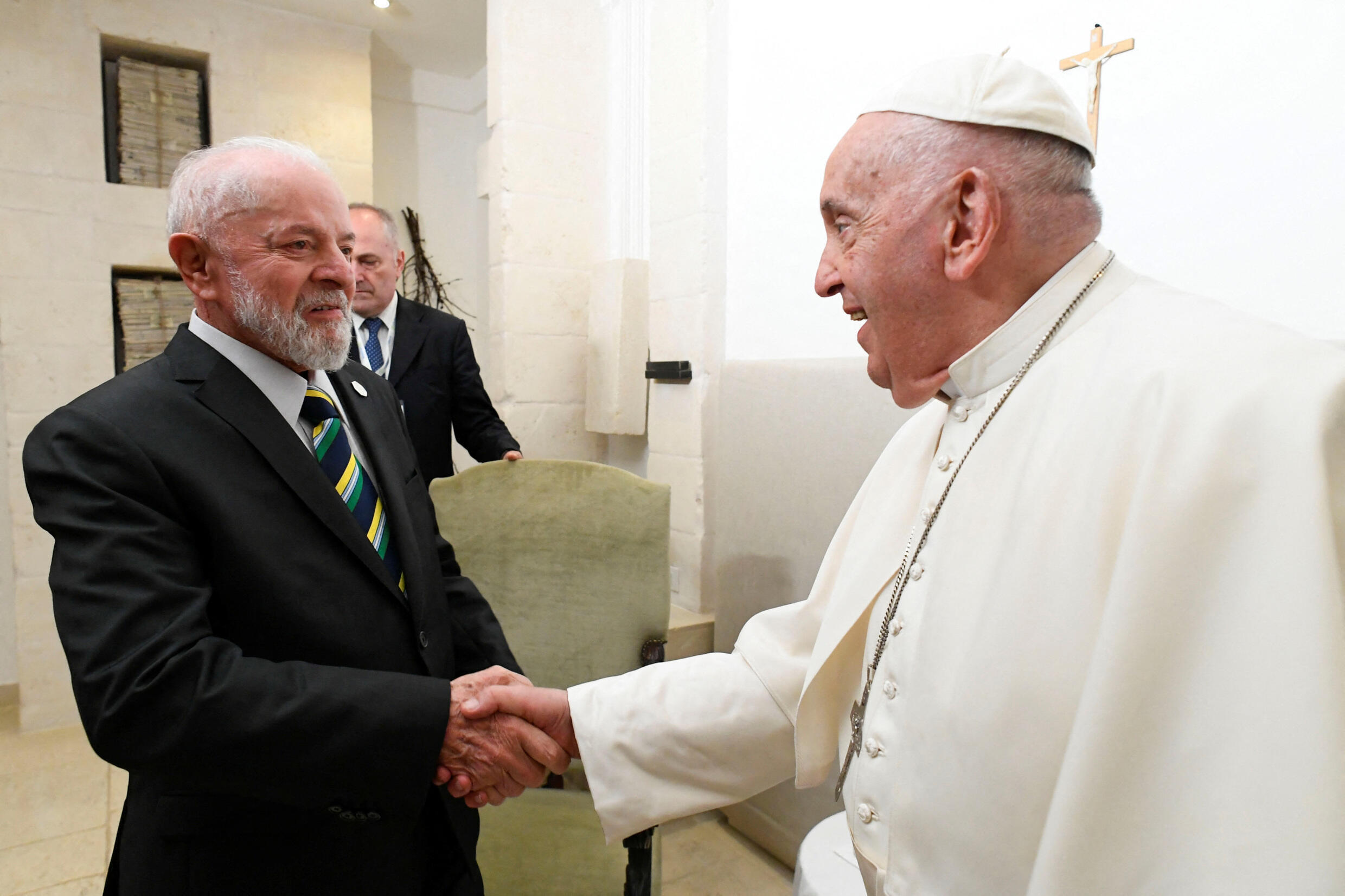 Lula se reuniu com o papa Francisco às margens da cúpula do G7