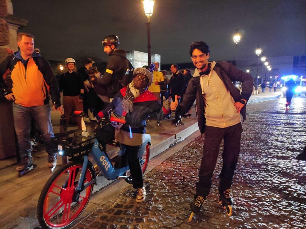 Patricia, 76, que mora em um abrigo do Samusocial de Paris para pessoas sozinhas, percorre os 20 km do Pari Roller, passeio de mobilidade leve que acontece na capital francesa. Paris, 12 de maio de 2023.