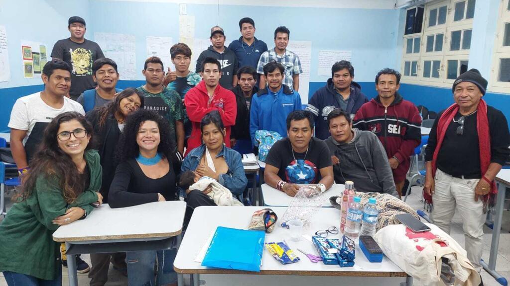 Carolina Miranda de Oliveira (a 2⁠ª sentada da esquerda para a direita) na escola da aldeia indígena em Angra dos Reis (RJ), onde foi professora alfabetizadora e onde focou seus estudos acadêmicos sobre educação de professores indígenas.