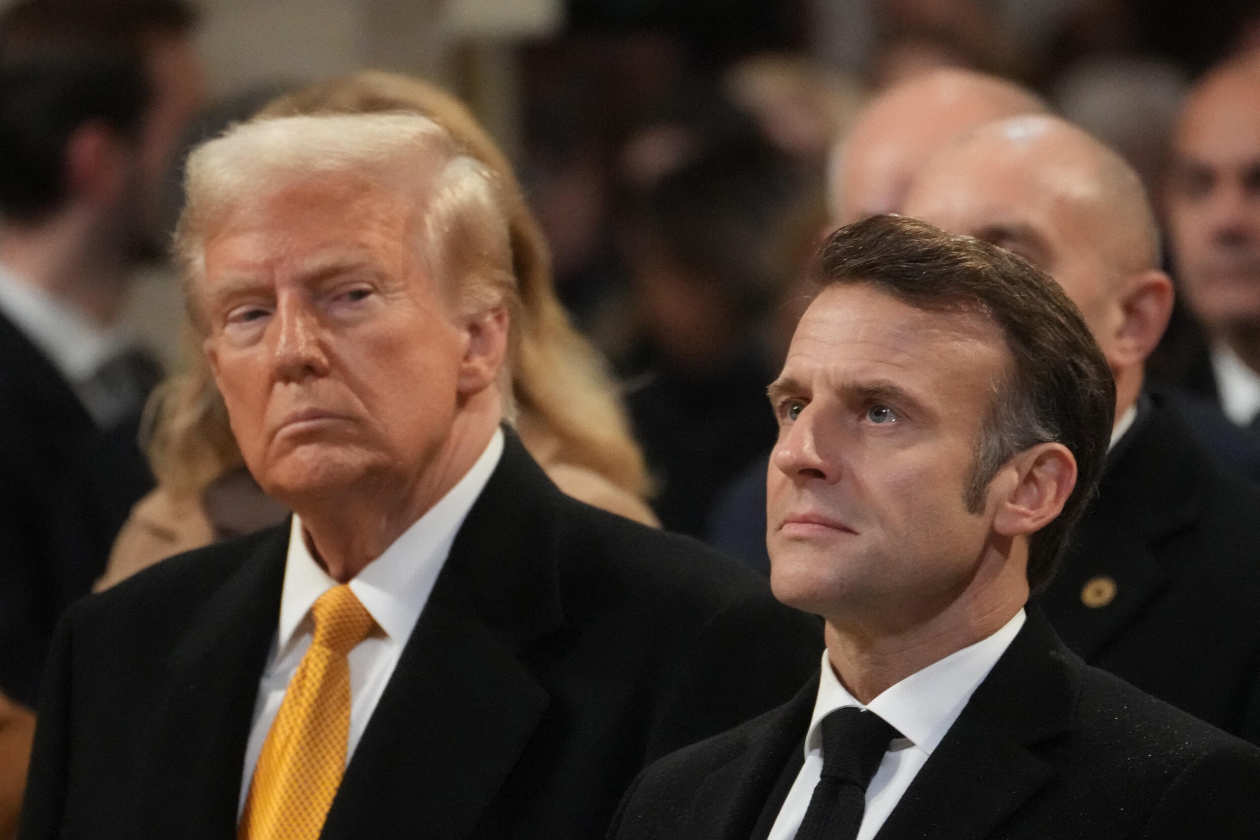 O presidente eleito dos EUA Donald Trump (E),e o presidente francês, Emmanuel Macron (D), durante a cerimônia da reabertura da Catedral Notre-Dame de Paris. Em Paris, em 7 de dezembro de 2024. (Foto de Thibault Camus/POOL/AFP)