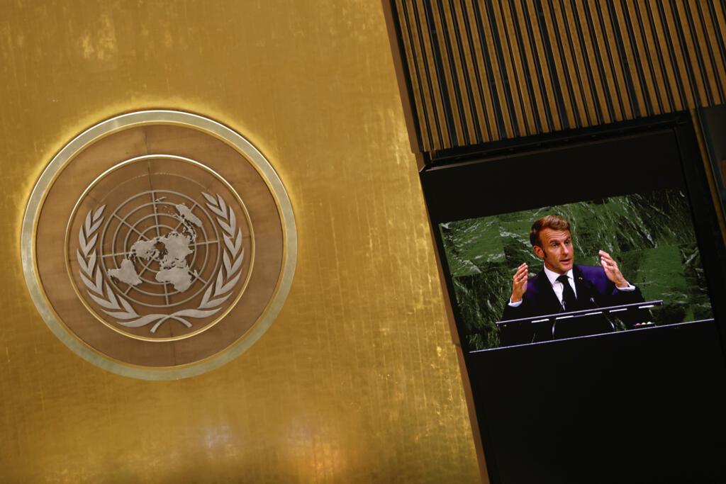 AP25266794537577 - Emmanuel Macron à la tribune de l'Assemblée générale de l'ONU, le 23 septembre 2025 à New York.