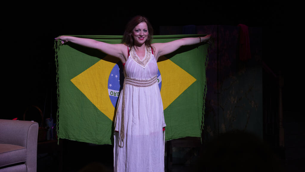 Comediante brasileira leva ao palco a realidade de ser imigrante em Hollywood