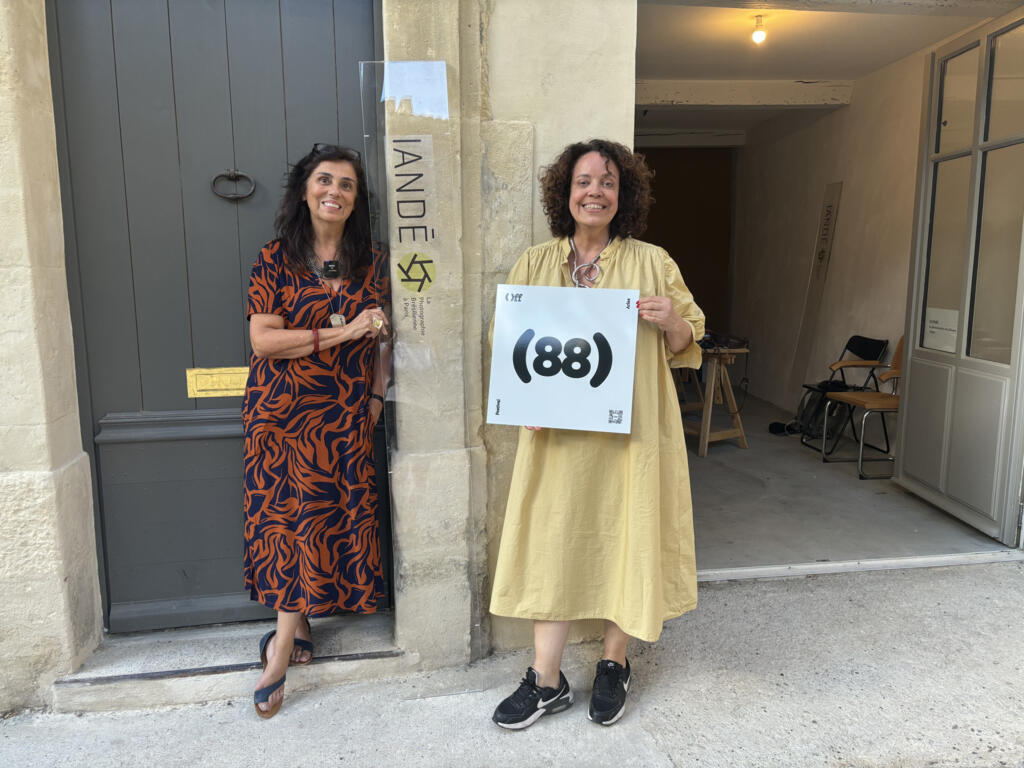 Gláucia Nogueira e Isabel Brosoletti Branco, fundadoras da associação Iandé, de promoção da fotografia brasileira na França. Arles, 4/7/24.