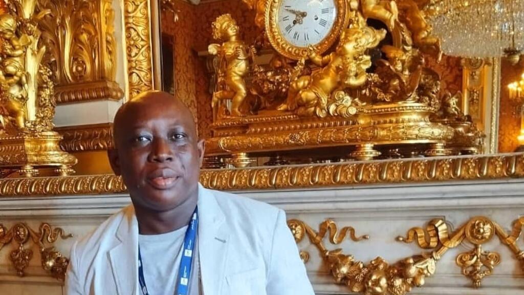 Le journaliste Koffi Michaël Kouakou lors d'une visite au Quai d'Orsay.