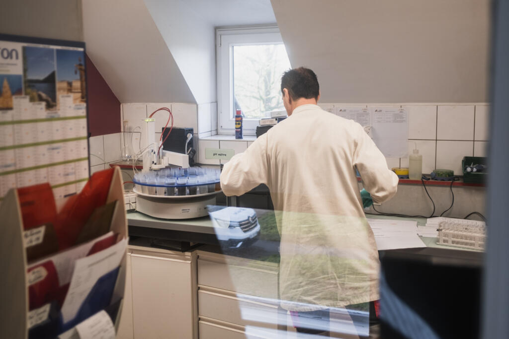 Le laboratoire du site de traitement et de stockage de déchets à Changé, où des tests sont effectués sur des échantillons.