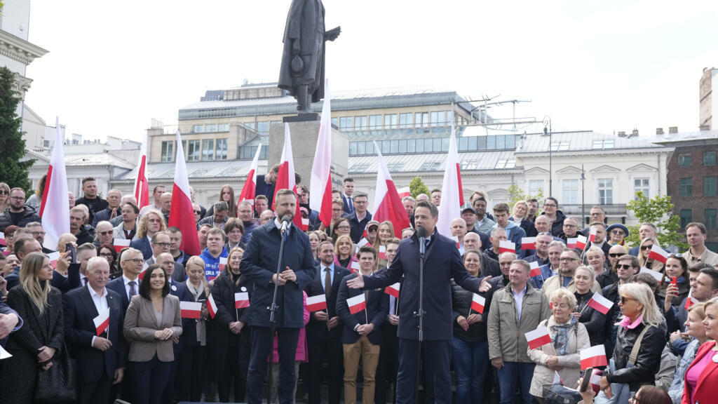 Candidatul liberal polonez la președinție, Rafal Trzaskowski, în dreapta, și Władysław Kosiniak-Kamysz, viceprim-ministru, vorbind cu alegătorii din Varșovia, luni, 19 mai 2025.