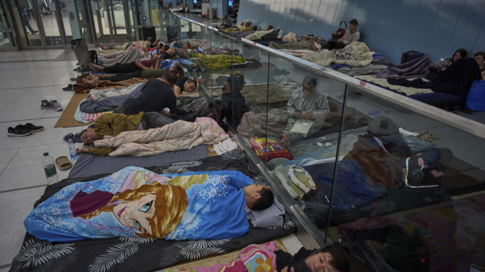 اسرائیلی‌ها از یک ایستگاه مترو در نزدیکی تل آویو به عنوان پناهگاه شبانه استفاده می‌کنند