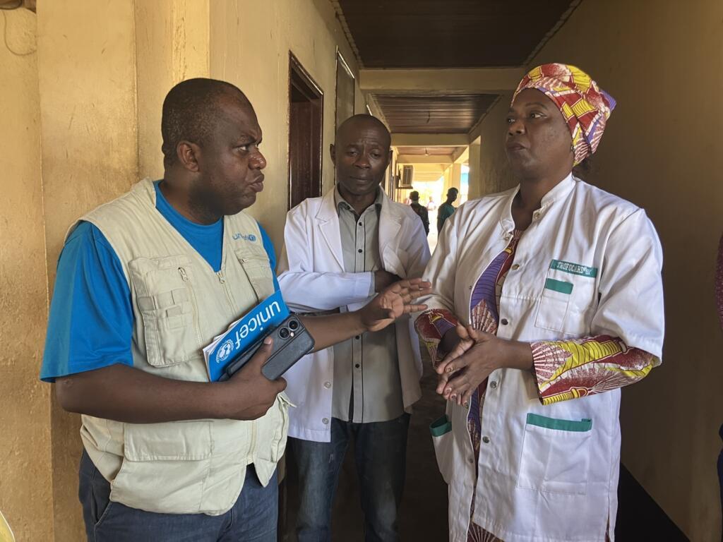 C’est de l’hôpital de référence de Bétou que s’est organisée la réponse sanitaire lors des inondations. Le Dr Hermann Didi Ngossaki, responsable santé pour l’Unicef Congo, échange avec la directrice de l’hôpital, Dr Fanny Eteka.