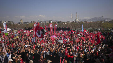 Des milliers de personnes sont rassemblées à Istanbul en soutien au maire de la ville déchu Ekrem Imamoğlu, le 29 mars 2025.