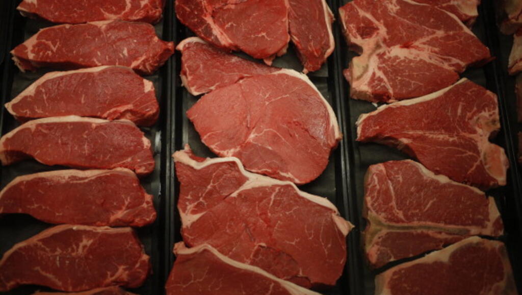 Chaque année ce sont pas moins de 85 kilos de viande qui sont achetés par français. Une consommation importante qui semble tout de même diminuer avec le temps.
