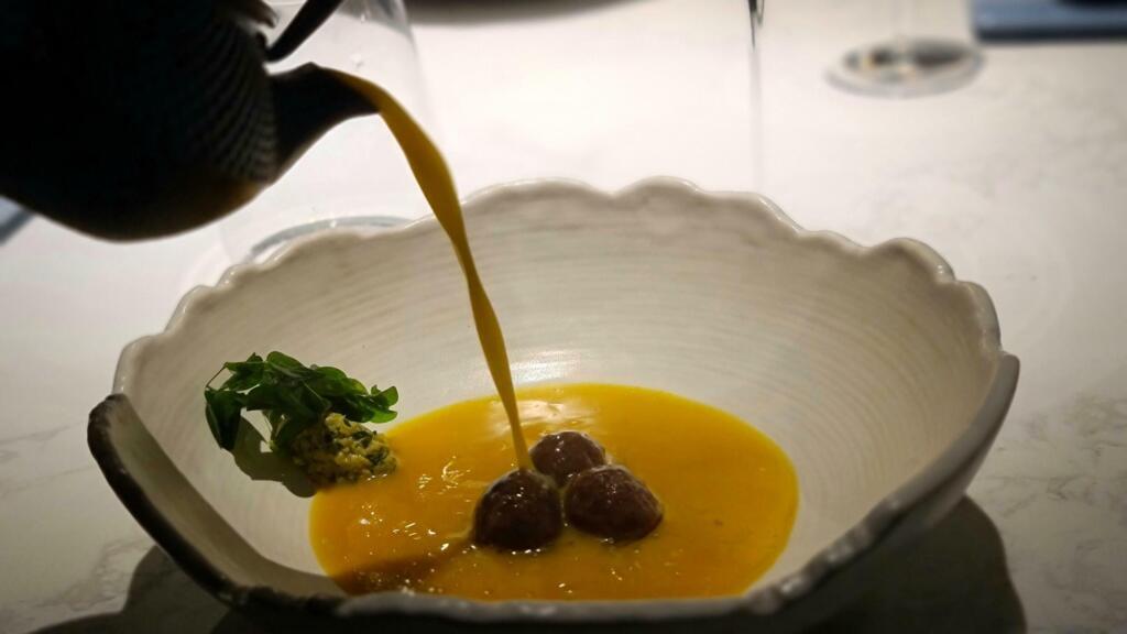 Boulettes de millet fermenté, soupe de Curry Sambaar, feuilles de curry et chutney, servies dans le restaurant Farmlore, au nord de la ville indienne de Bangalore.
