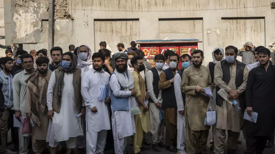 صف متقاضیان ویزا در مقابل سفارت ایران در کابل
