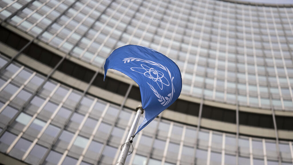 پرچم آژانس بین‌المللی انرژی اتمی (IAEA) در وین. اتریش / ۲۳ ژوئن ۲۰۲۵