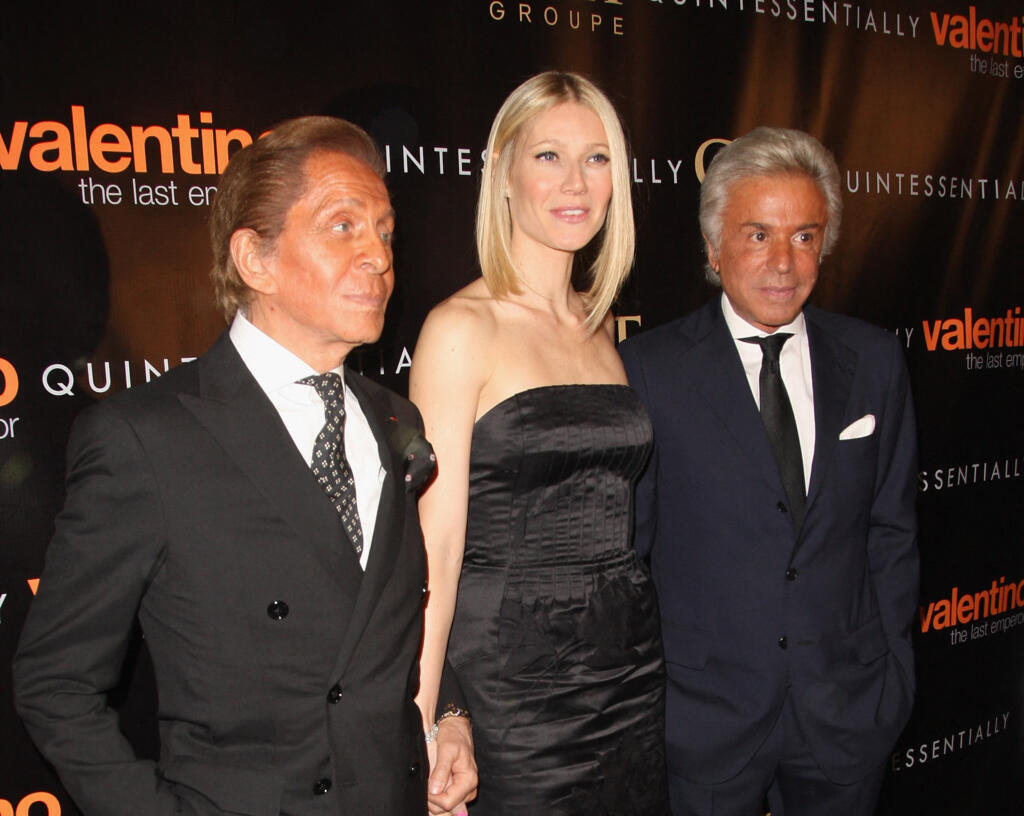 Le couturier Valentino Garavani, l'actrice Gwyneth Paltrow et Giancarlo Giammetti assistent à l'avant-première new-yorkaise de « Valentino : Le Dernier Empereur » au MoMA (Money of Modern Art), dans la salle Roy et Niuta Titus I, le 17 mars 2009 à New York.