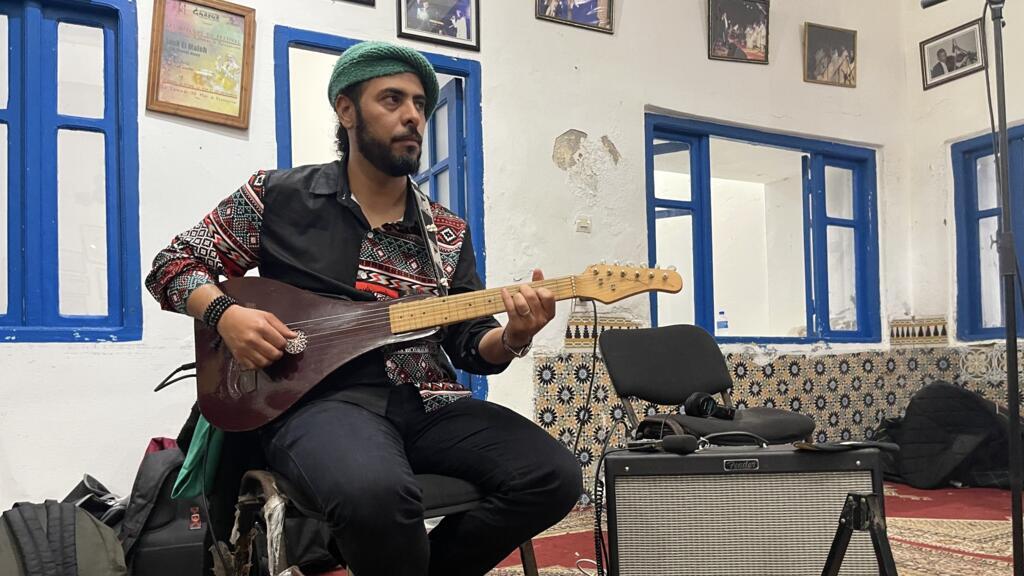 Présenté comme « l’architecte du son » chez lui au Maroc, Anas Chlih a joué au festival Gnaoua d’Essaouira avec un instrument qu’il a inventé : le Ouitar, mélange du Outar et de la guitare.