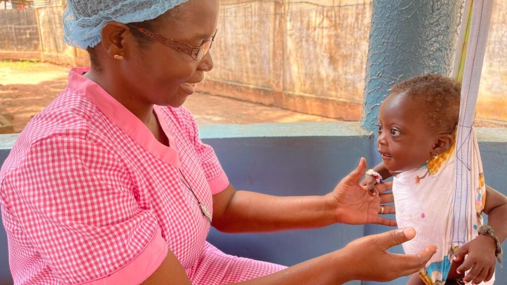 Brigitte suit les enfants malnutris dans un centre hospitalier proche de Lomé, au Togo.