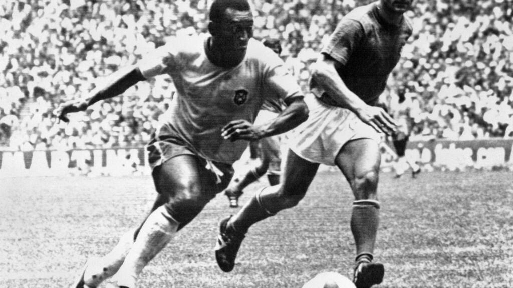 Le roi Pelé efface le défenseur italien Tarcisio Burgnich en finale de la Coupe du monde le 21 juin 1970 à Mexico.