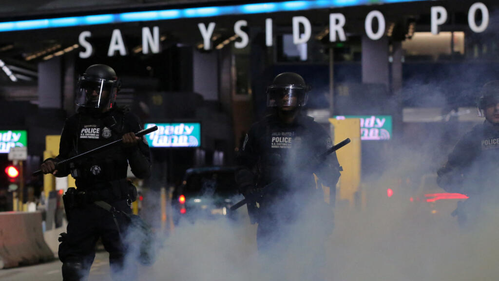Agentes da Alfândega e Proteção de Fronteiras dos EUA participam de um exercício no posto de entrada de San Ysidro, EUA-México, enquanto os Estados Unidos se preparam para suspender as restrições da era COVID-19, conhecidas como Título 42, que impediram os migrantes na fronteira EUA-México de buscar asilo desde 2020, visto de Tijuana, México, em 10 de maio de 2023.