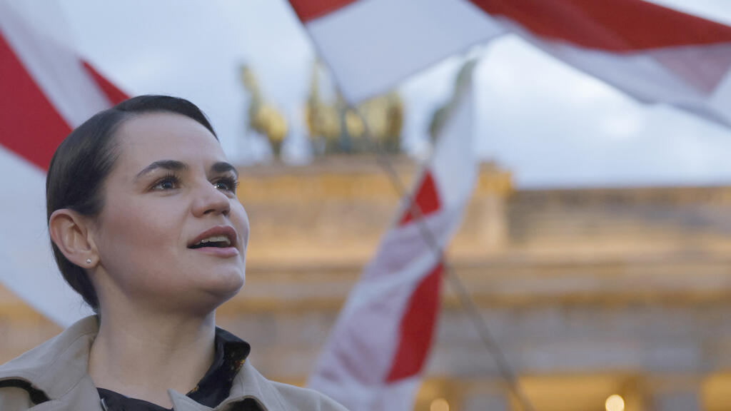 Svetlana Tikhanovskaya, leader de l’opposition biélorusse, participe à une manifestation des partisans du mouvement, appelant à la fin du régime autoritaire du président, à la porte de Brandebourg à Berlin, le 5 octobre 2020.