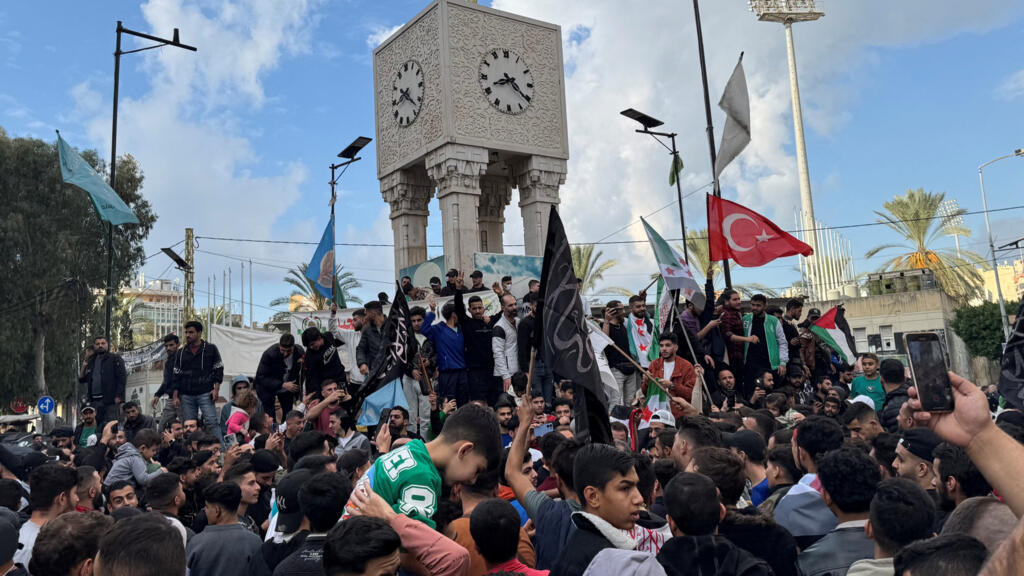 Les gens célèbrent après que les rebelles syriens ont annoncé qu'ils ont renversé Bachar el-Assad en Syrie, à Beyrouth, Liban, le 8 décembre 2024.