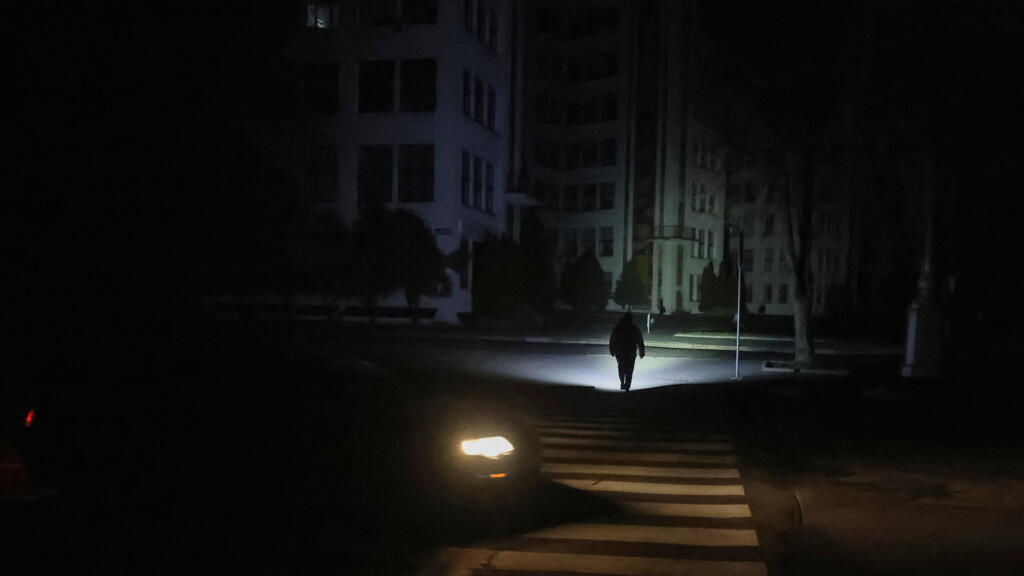 Một khu phố trung tâm Kharkiv bị mất điện đêm 08/11/2025, sau các cuộc tập kích ồ ạt của Nga vào hạ tầng cơ sở năng lượng của Ukraina,