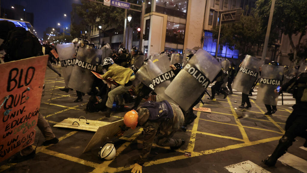Crise politique au Pérou: des heurts meurtriers éclatent en marge d’une manifestation à Lima