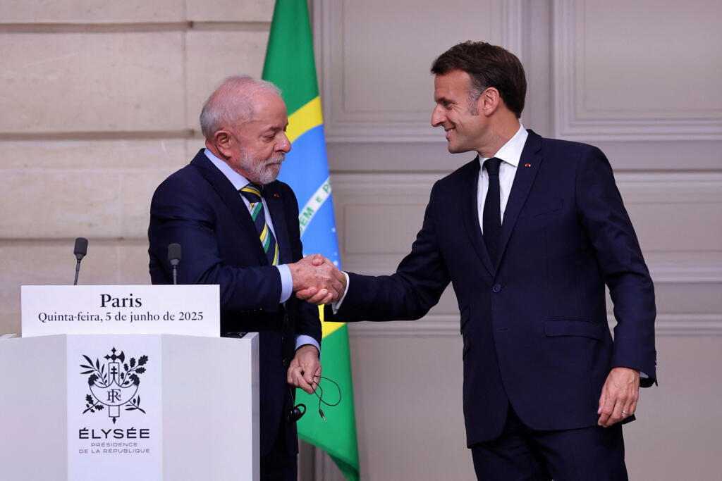 Emmanuel Macron e Lula da Silva na coletiva de imprensa conjunta no Palácio do Eliseu, concedida durante à visita de Estado do presidente brasiliero à França, em 05 de junho de 2025.