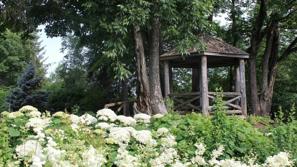 Le « nid des amoureux » dans le jardin du Domaine Joly-De Lotbinière, à Sainte-Croix au Québec.