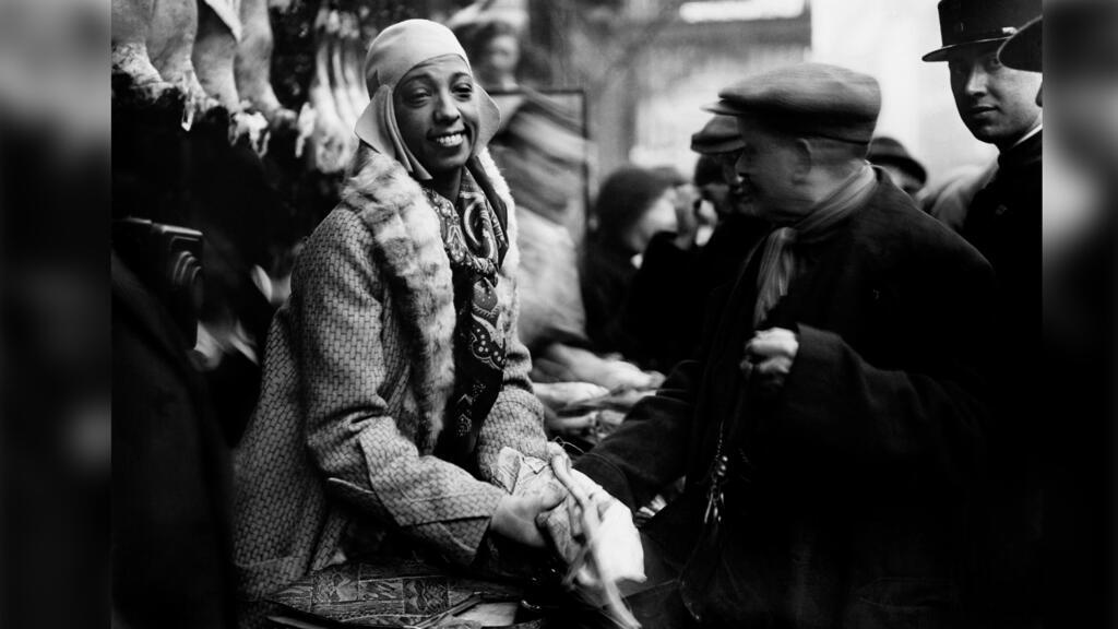 Joséphine Baker dans les rues de Paris, en décembre 1930, en train de distribuer des repas aux plus démunis.