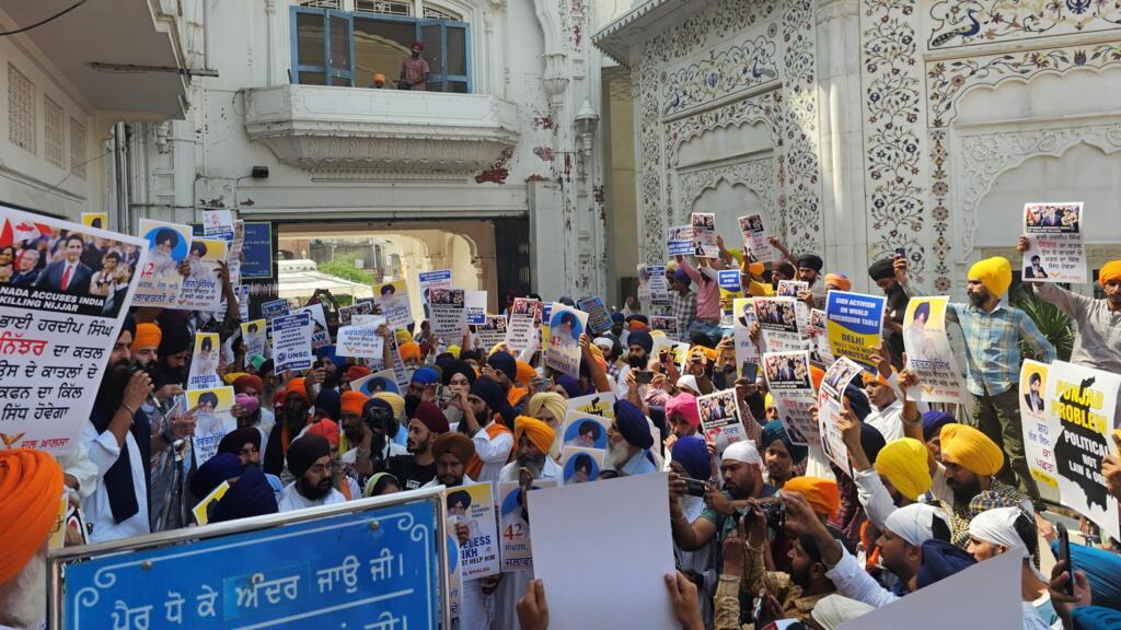 Le mouvement indépendantiste sikh Dal Khalsa manifeste devant le Temple d'Or, à Amritsar.