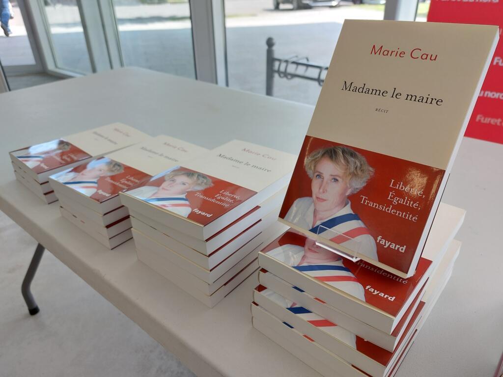 Le livre de Marie Cau, "Madame le maire" trône en bonne place sur une table à l’entrée de la médiathèque d’Anzin.