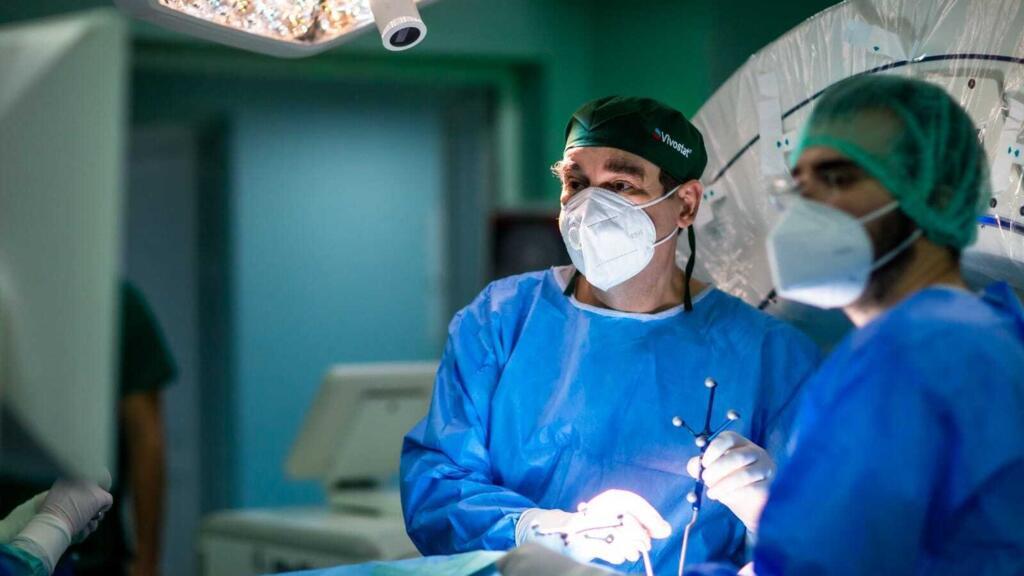 Medici neurochirurgi în sala de operație