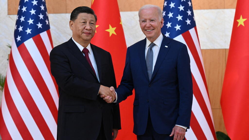 Rencontre de Xi Jinping et Joe Biden, à Bali, le 14 novembre 2022. Le président chinois se dit prêt à un échange «sincère» avec son homologue américain  sur les questions stratégiques.