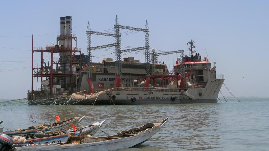 Usine flottante de l'entreprise Karpowership au large de Banjul en Gambie.