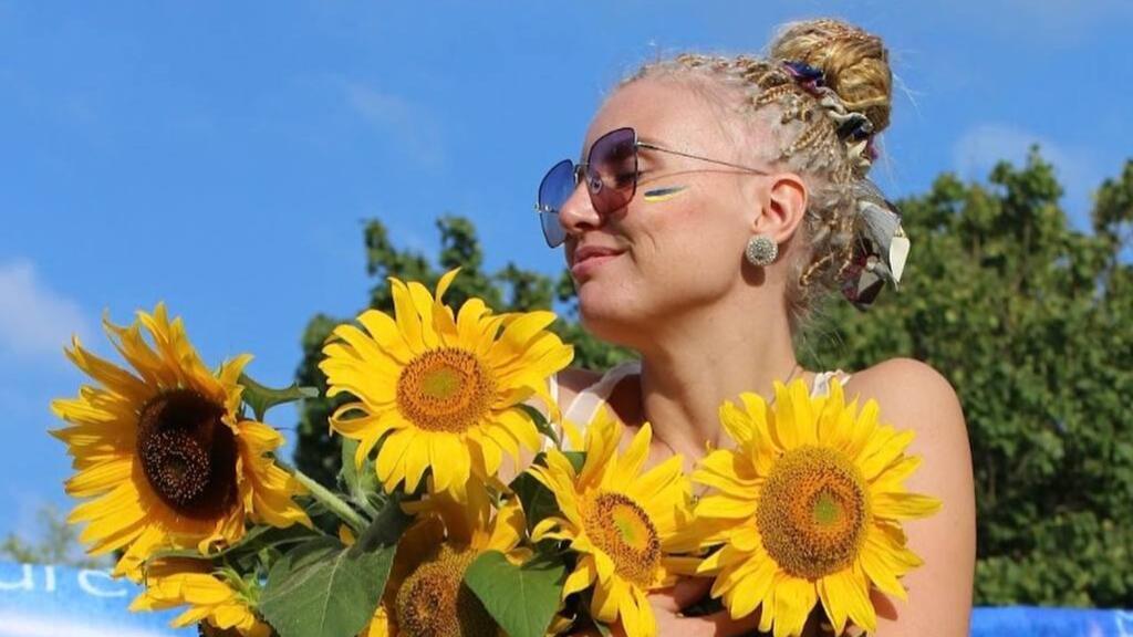 Alexandra Tsyliya, ucraniana que está morando em Luxemburgo com as duas filhas pequenas. Na foto, ela comemora o Dia Nacional da Ucrânia. Arquivo pessoal.