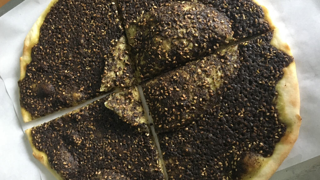 Manouch' au zaatar par Hassan Issa, Les mots et le ciel.