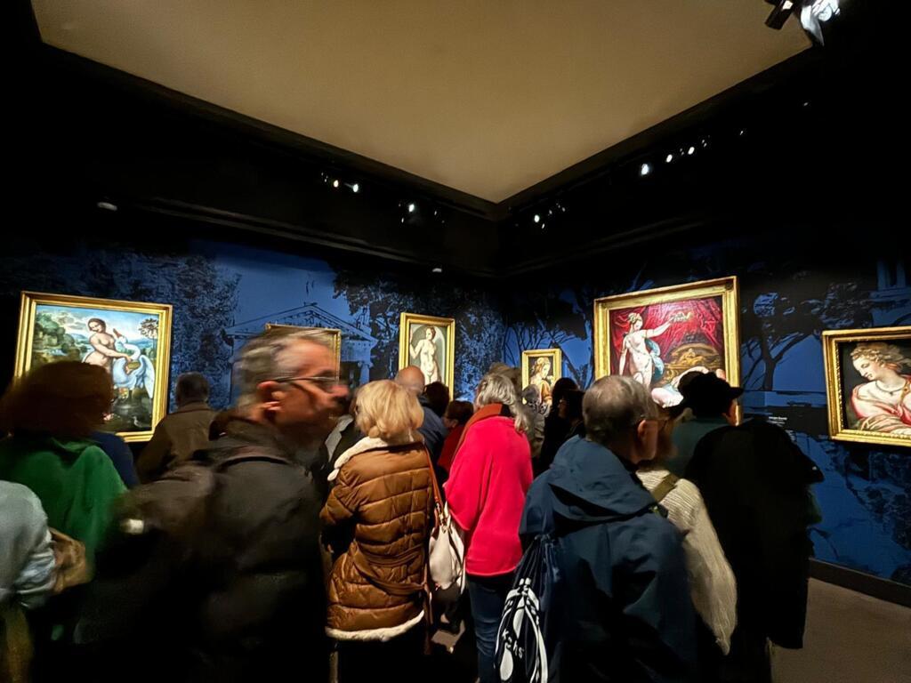 Visitantes na mostra "Obras-Primas da Galeria Borghese", em Paris (7/10/24).