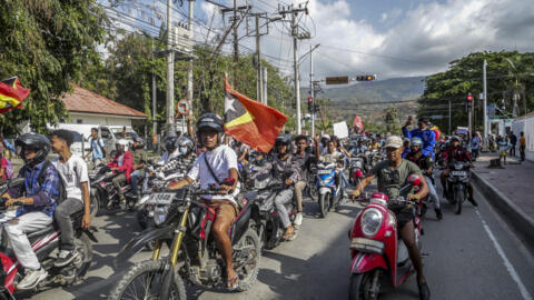 Des manifestants à moto célèbrent l'abrogation d'une loi relative aux retraites à vie accordées aux anciens élus, ministres ou présidents, le 26 septembre 2025.