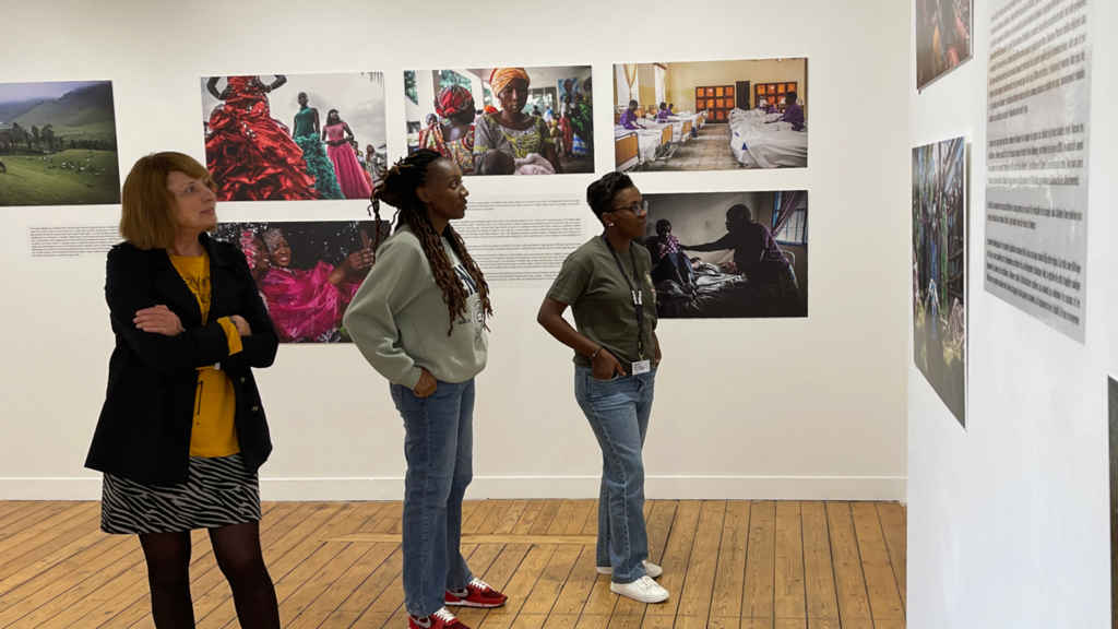 Maria Malagardis, Ley Uwera et Esther N'sapu, dans l'exposition "30 ans de guerre à l'est de la République démocratique du Congo : l'envers du paradis”, en octobre 2023 à Bayeux.