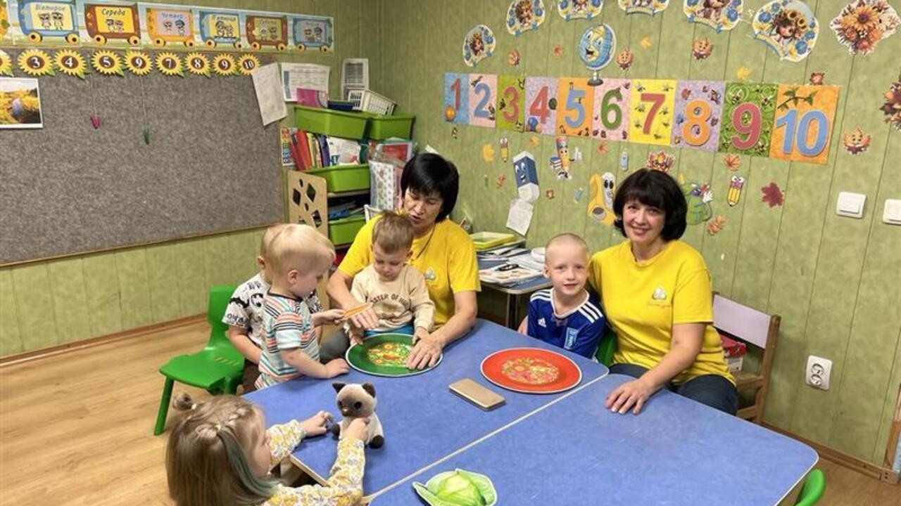 Ukraine: la seule école ouverte à Kramatorsk résiste à la guerre en donnant ses cours sous terre