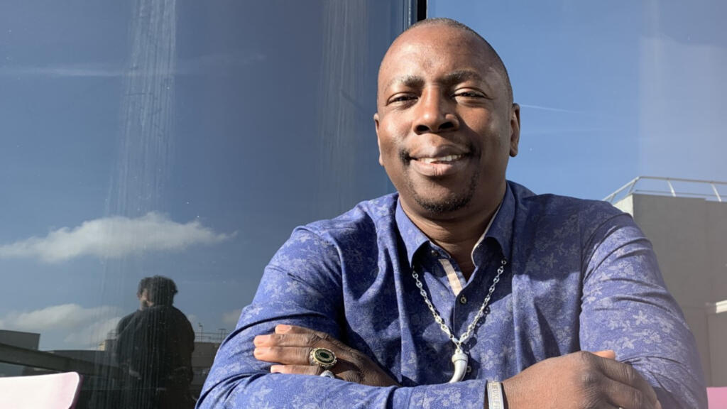 Vieux Farka Touré sur la terrasse de RFI.