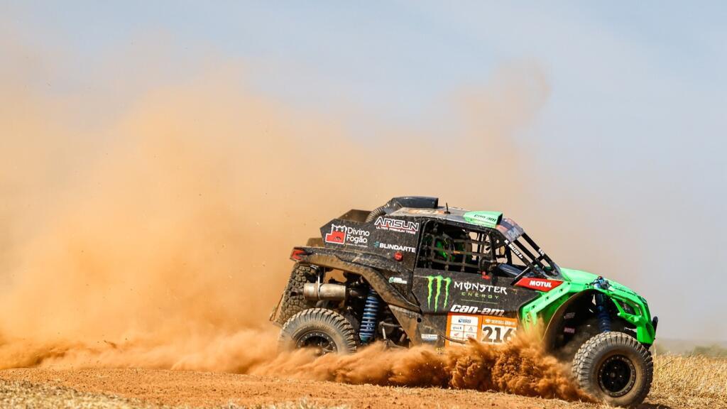 Rodrigo Varela, do Team Brazil 2024, que teve seu veículo desviado por um ataque de piratas huthis no Mar Vermelho, pilota seu carro durante etapa do Sul-Americano de Rally.