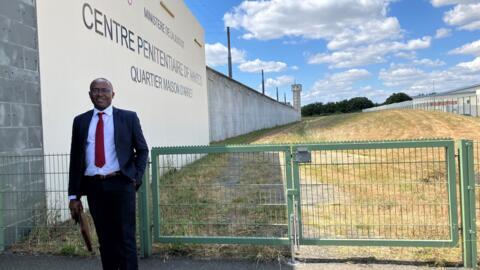 Dieudonné Mbeleg dirige depuis un an le centre pénitentiaire de Nantes. Ce sont quatre établissements avec 1 800 prisonniers composés : du centre de détention, de la maison d’arrêt avec un quartier dédié aux femmes et du centre de semi-liberté.