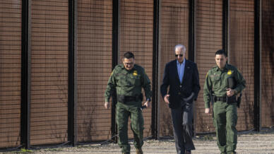 Le président américain Joe Biden visite la frontière entre Mexique et États-Unis à El Paso (Texas), le 8 janvier 2023.