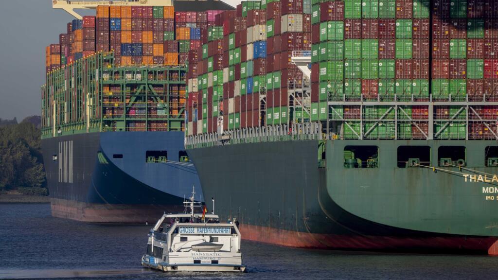 Des porte-conteneurs dans le port de Hambourg, en Allemagne, le mercredi 26 octobre 2022. Le gouvernement allemand a convenu d'un compromis pour permettre au groupe maritime chinois COSCO de prendre une participation plus petite que prévu dans l'opérateur du plus grand terminal à conteneurs du pays, en raison des craintes qu’ils représentent un risque pour la sécurité nationale.